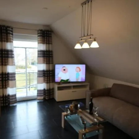 Prázdninový dům 50 Og - Gemuetliche Ferienwohnung Mit Balkon & Wlan Direkt An Der Mueritz In Roebel